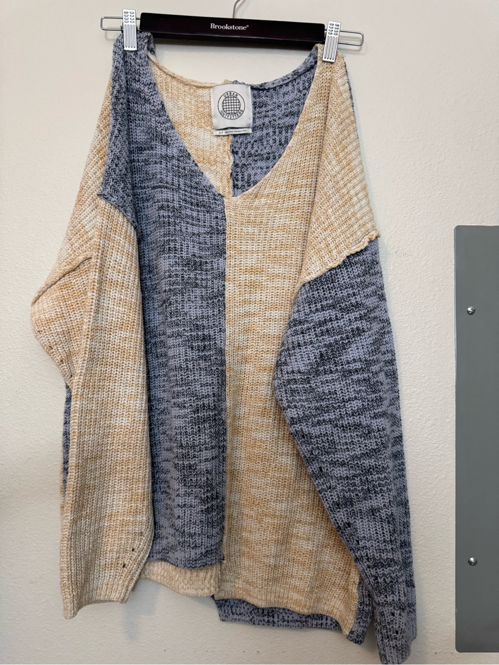 Urban Outfitters Colorblock V-Neck slouch Sweater — Beige & Blue